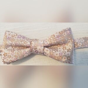 Elegant Floral Bow Tie in Pink and Cream